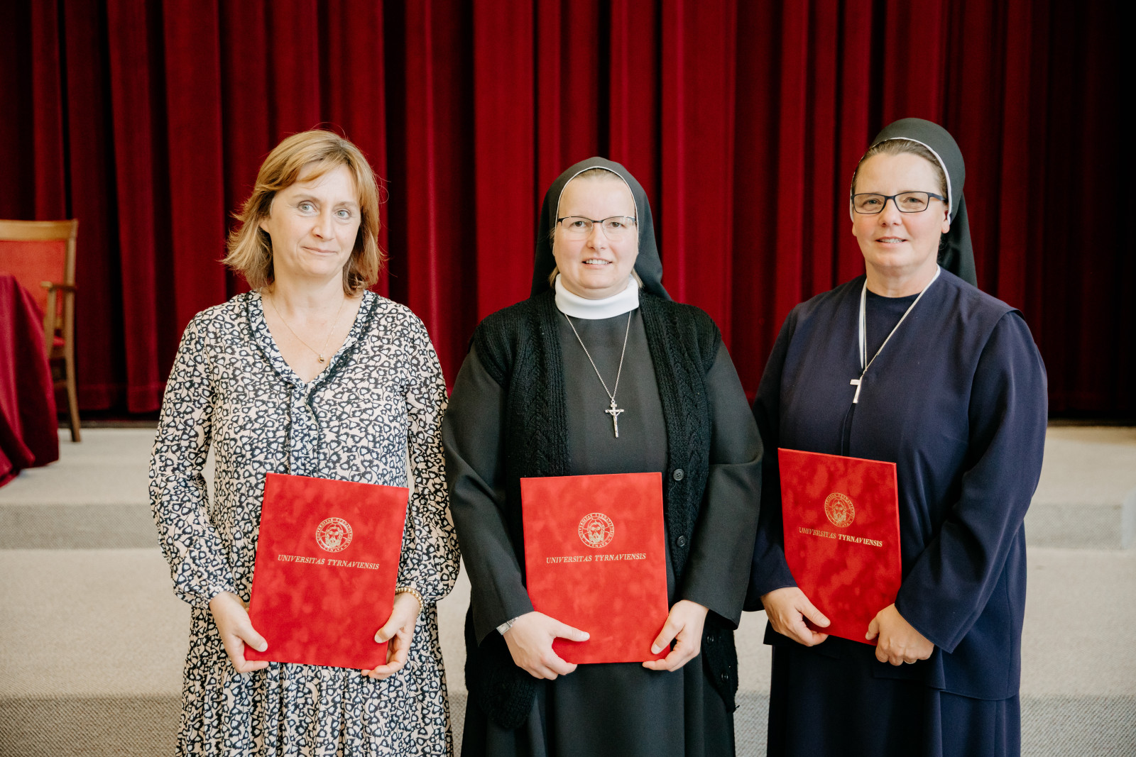 Zástupkyne oceneného kolektívu študentiek Counselingu s diplomami Ceny rektora.