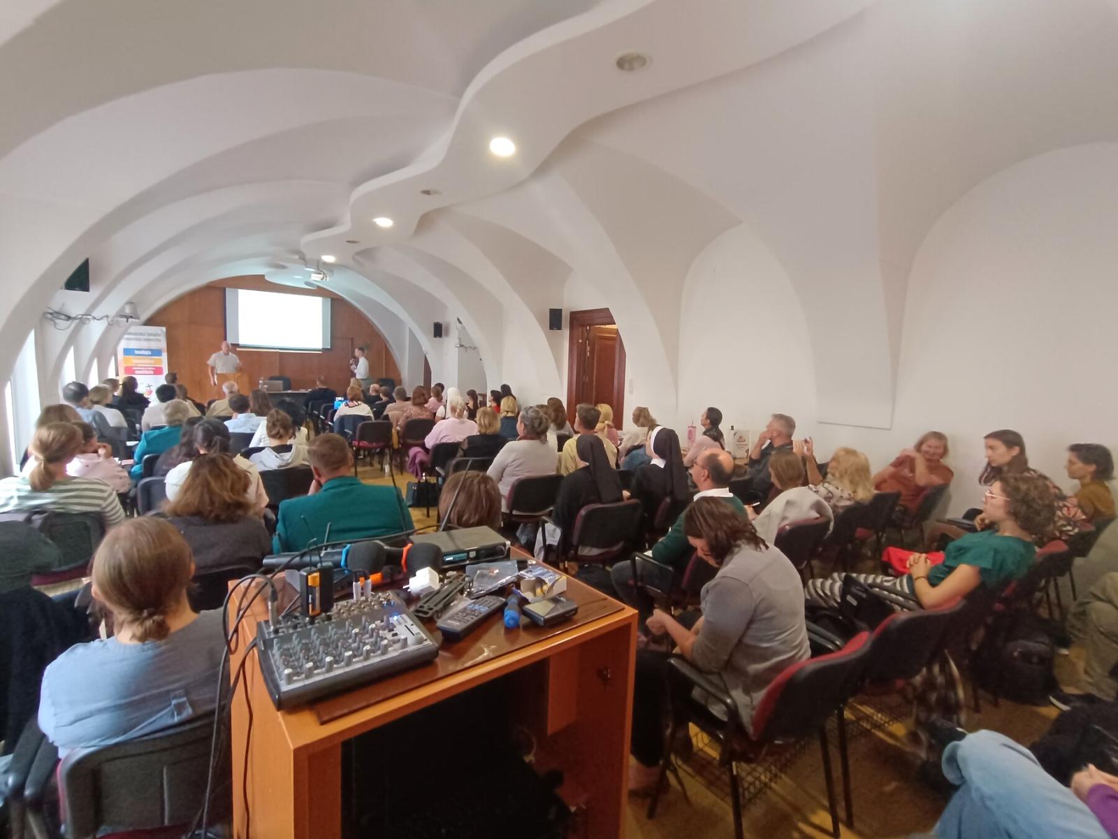 Pohľad do auly počas medzinárodnej konferencie o counselingu