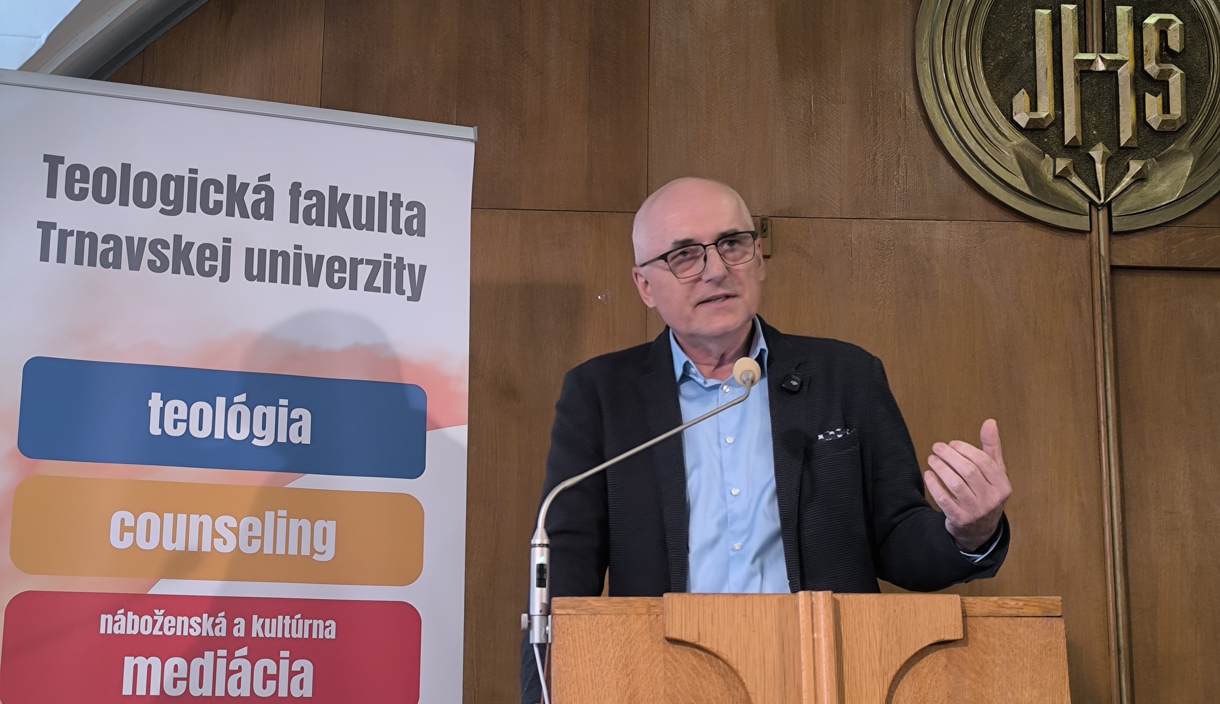 Juraj Habovštiak počas prednášky na Teologickej fakulte