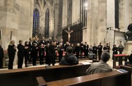 Archívna fotografia Scholy Gloria Dei a súboru Vox Augustana po koncerte v Dóme sv. Martina.