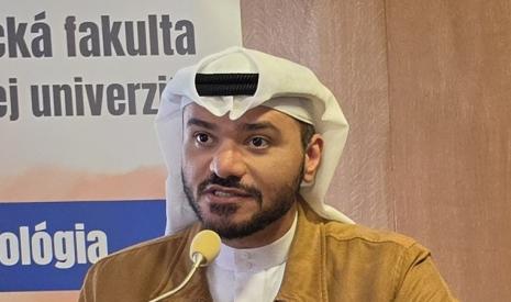 Detail Loaya Al Sharifa pri mikrofóne počas diskusie Deti Abraháma