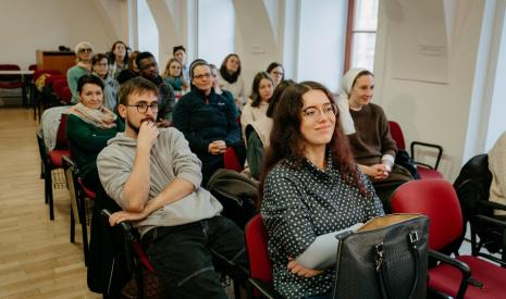 Študenti a hostia počas medzináboženského dialógu O nádeji, 11. novembra 2024. Foto: Barbora Likavská.