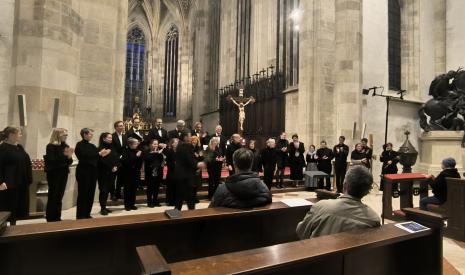 Archívna fotografia Scholy Gloria Dei a súboru Vox Augustana po koncerte v Dóme sv. Martina.