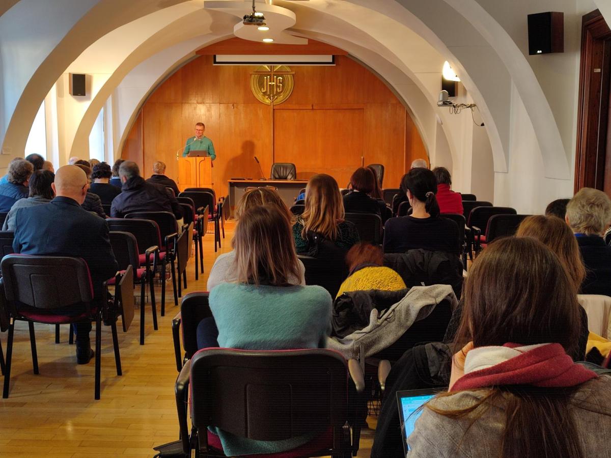 Prof. Peter Dubovský prednáša o biblických koreňoch ekologickej krízy