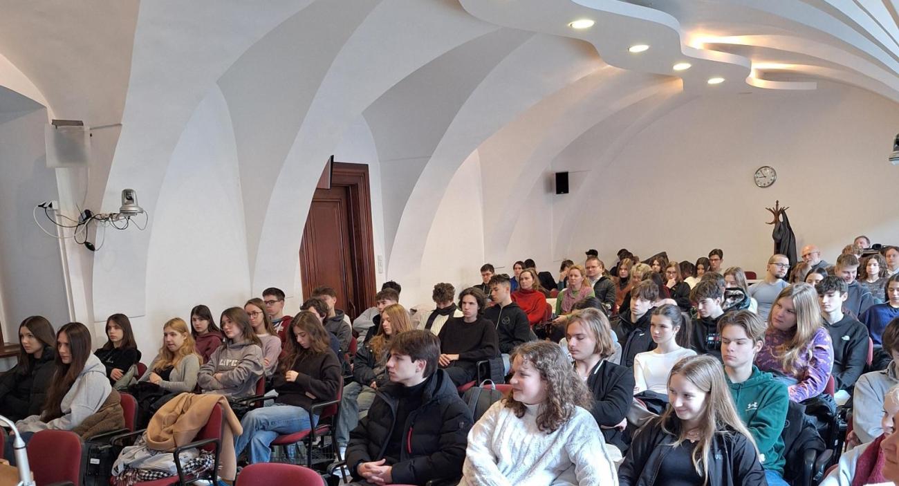 Gymnazisti počas programu v aule fakulty