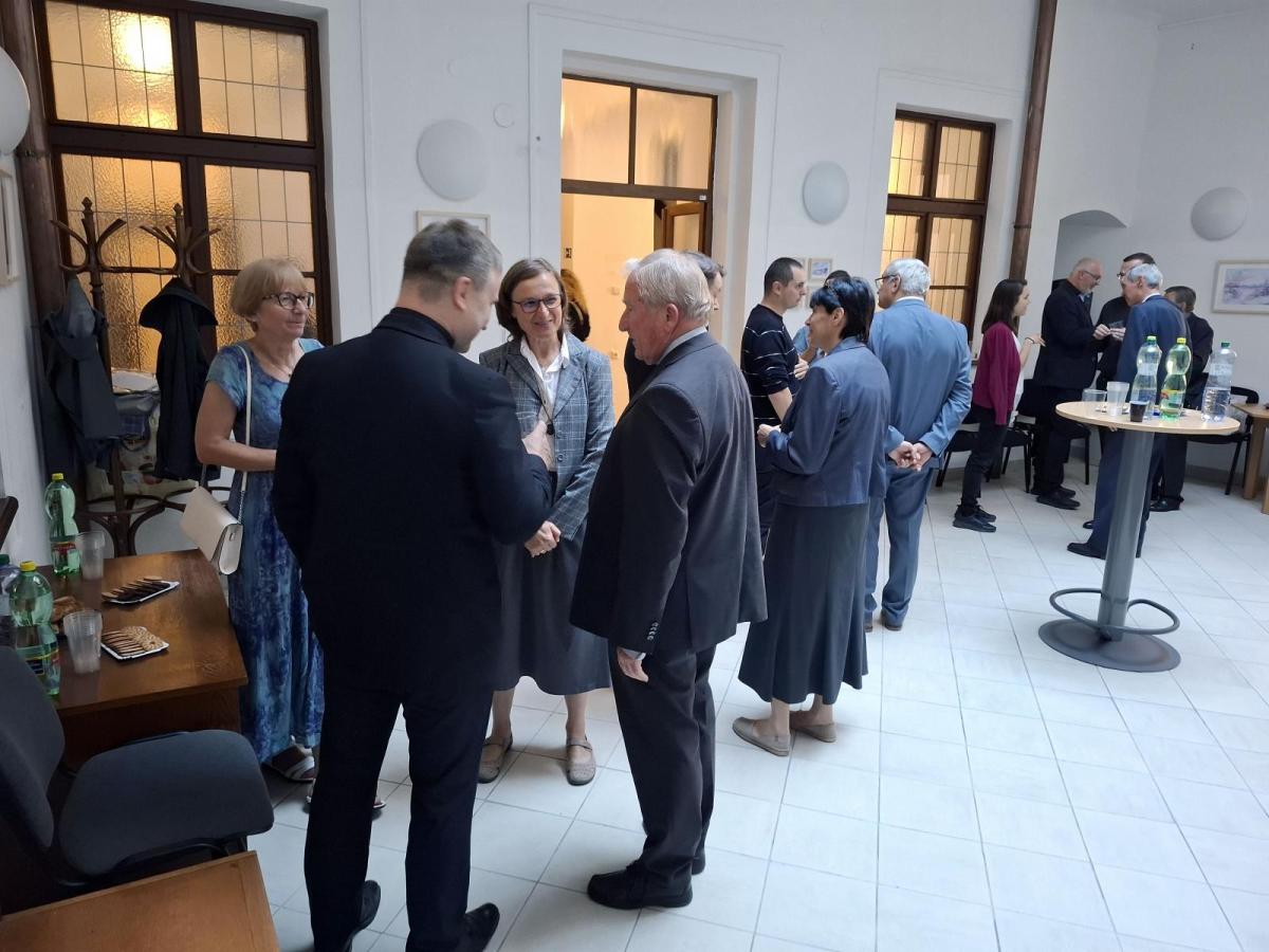 Rozhovory účastníkov konferencie počas prestávky