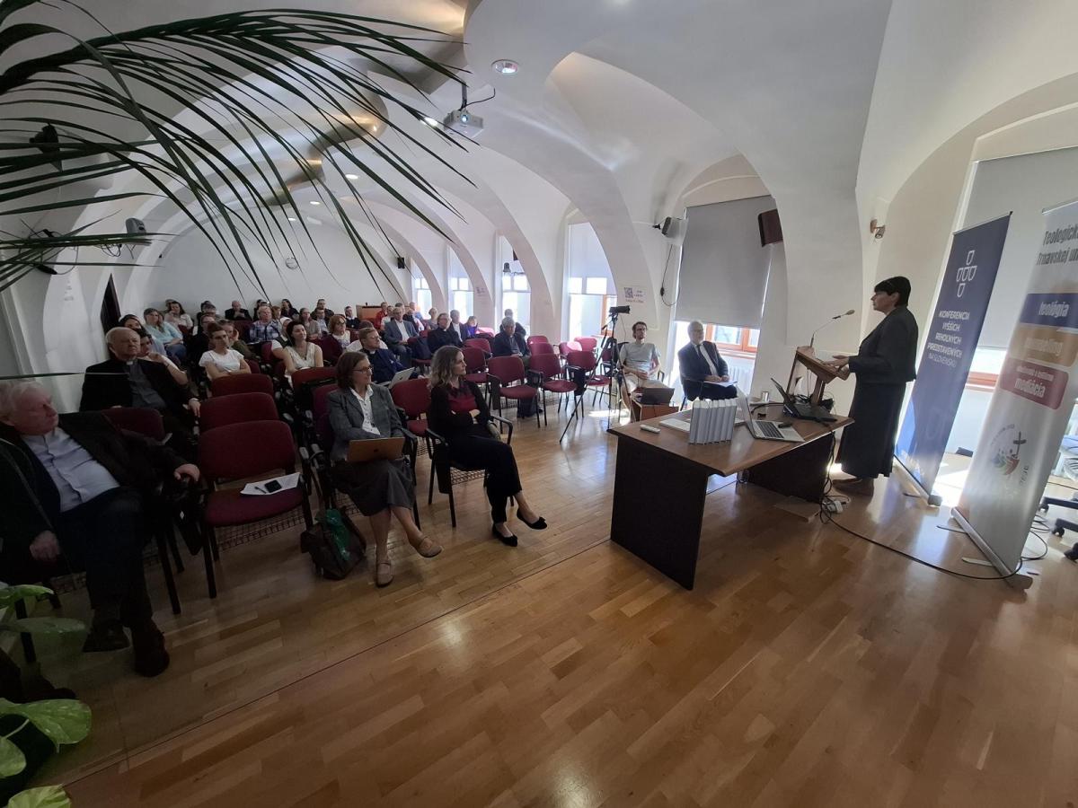 Príspevok v zaplnenej konferenčnej sále fakulty