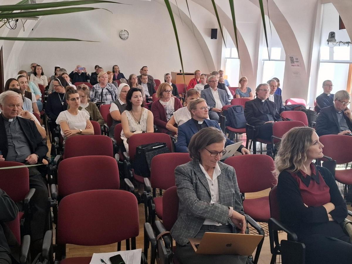 Účastníci konferencie venovanej Emilovi Krapkovi SJ