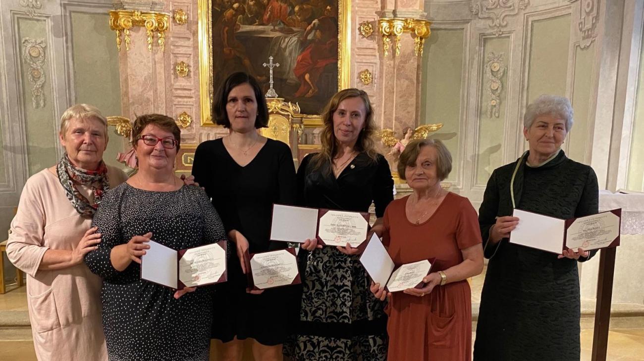 Absolventky Univerzity tretieho veku s osvedčeniami