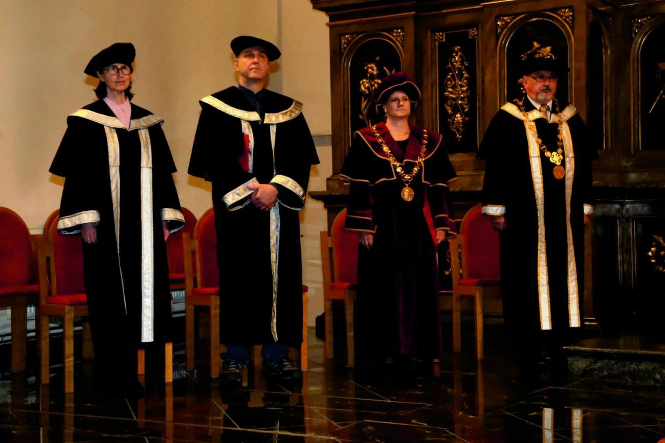 Vedenie univerzity a fakulty počas slávnostnej promócie