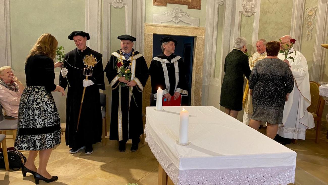 Odovzdávanie osvedčení počas promócie Univerzity tretieho veku