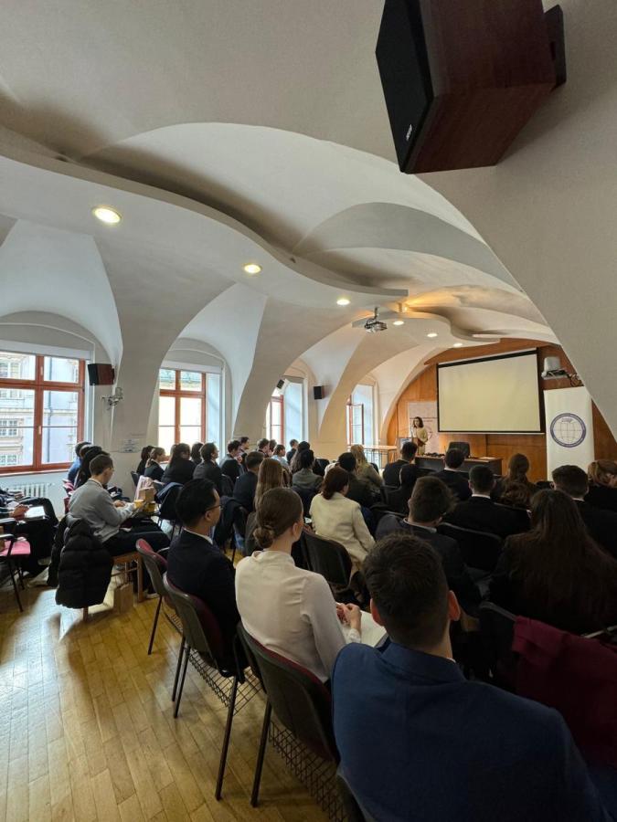 Súťažiaci počas spoločného programu v aule
