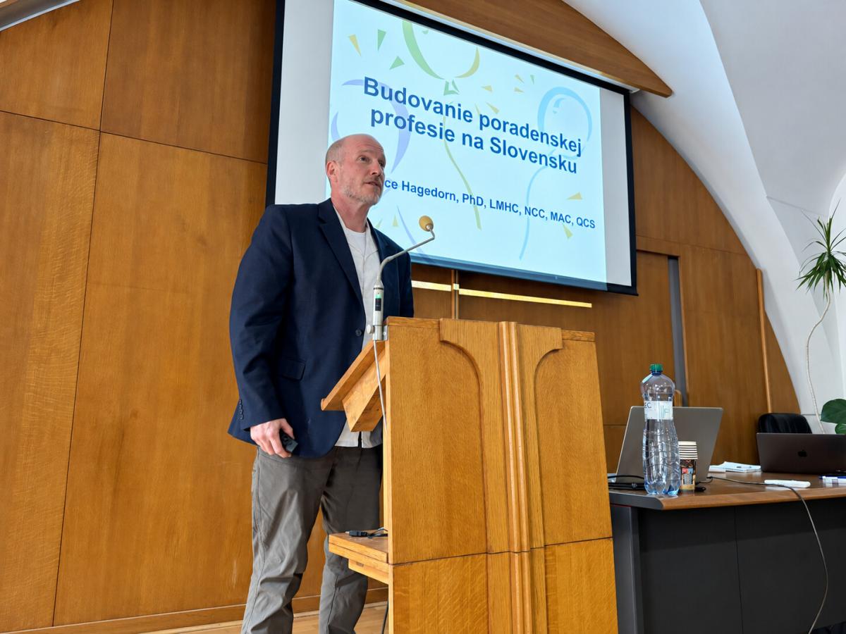 Dr. Bryce Hagedorn počas prednášky o budovaní poradenskej profesie