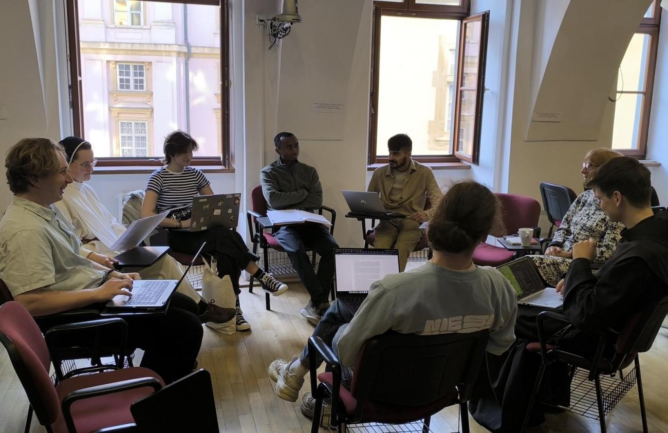 Študenti počas seminárnej diskusie v škole dialógu