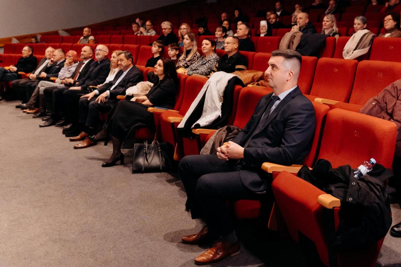 Publikum počas premiéry dokumentárneho filmu Dobrý a verný služobník