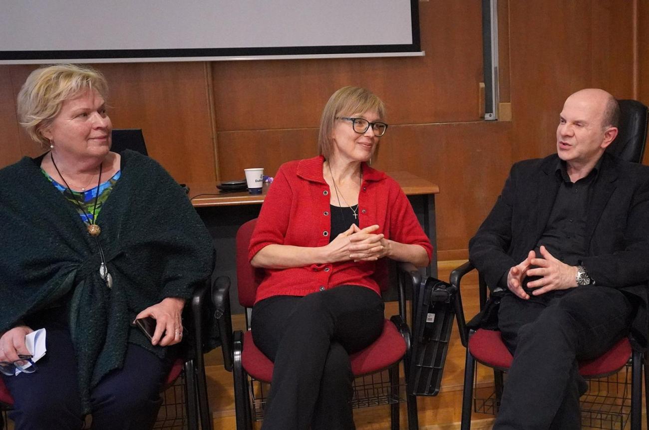Panelistky a panelista diskutujú o spiritualite seniorov