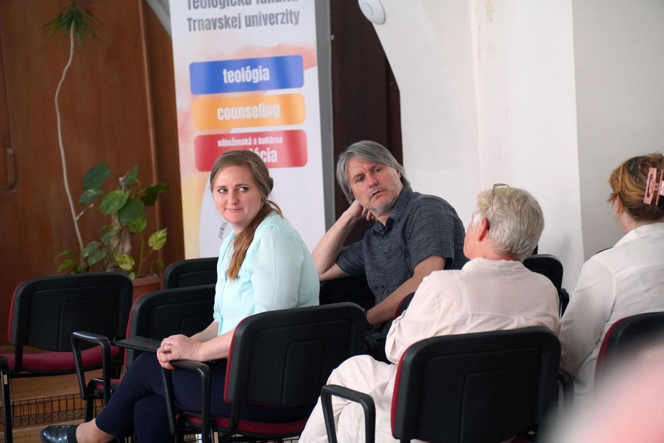 Rozhovor účastníkov počas zasadnutia akademickej obce
