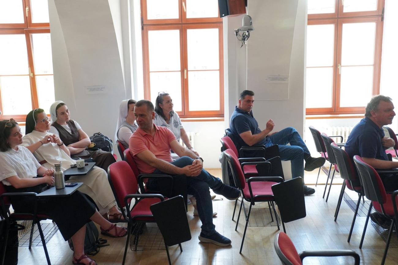 Účastníci akademickej obce sledujúci spoločnú diskusiu