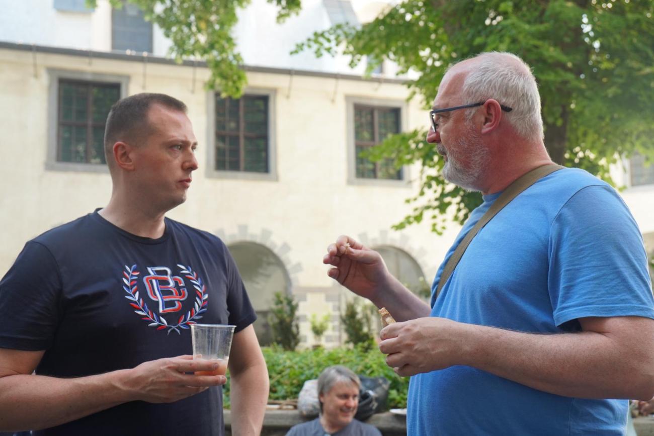 Rozhovor účastníkov podujatia v susedstve fakulty