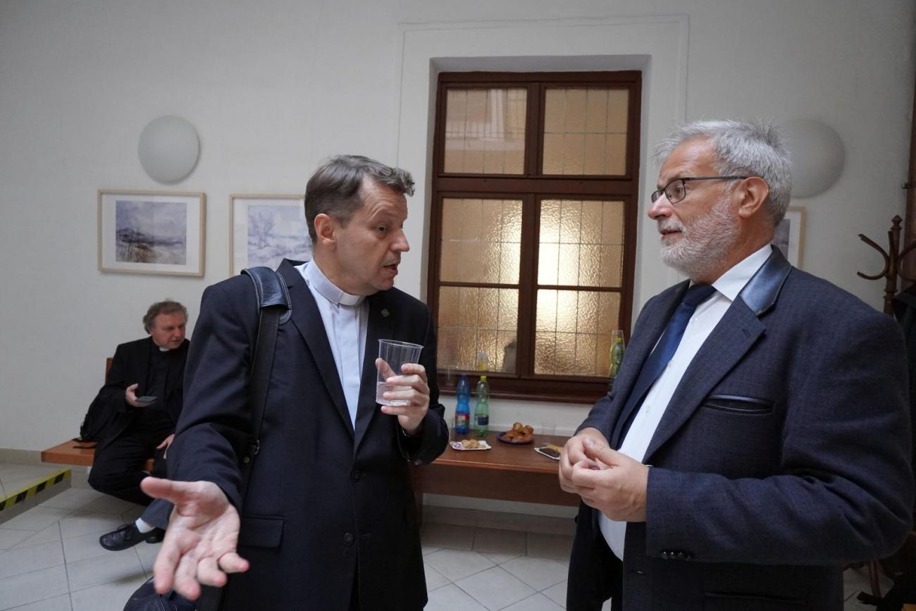Diskusia dvoch účastníkov konferencie počas prestávky