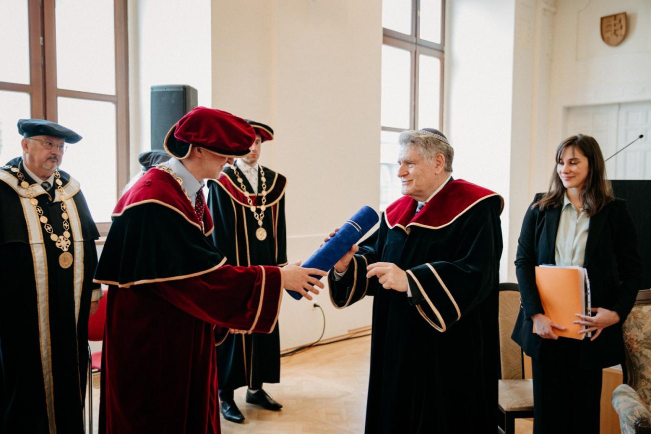 Odovzdanie čestného doktorátu rabínovi Abrahámovi Skorkovi