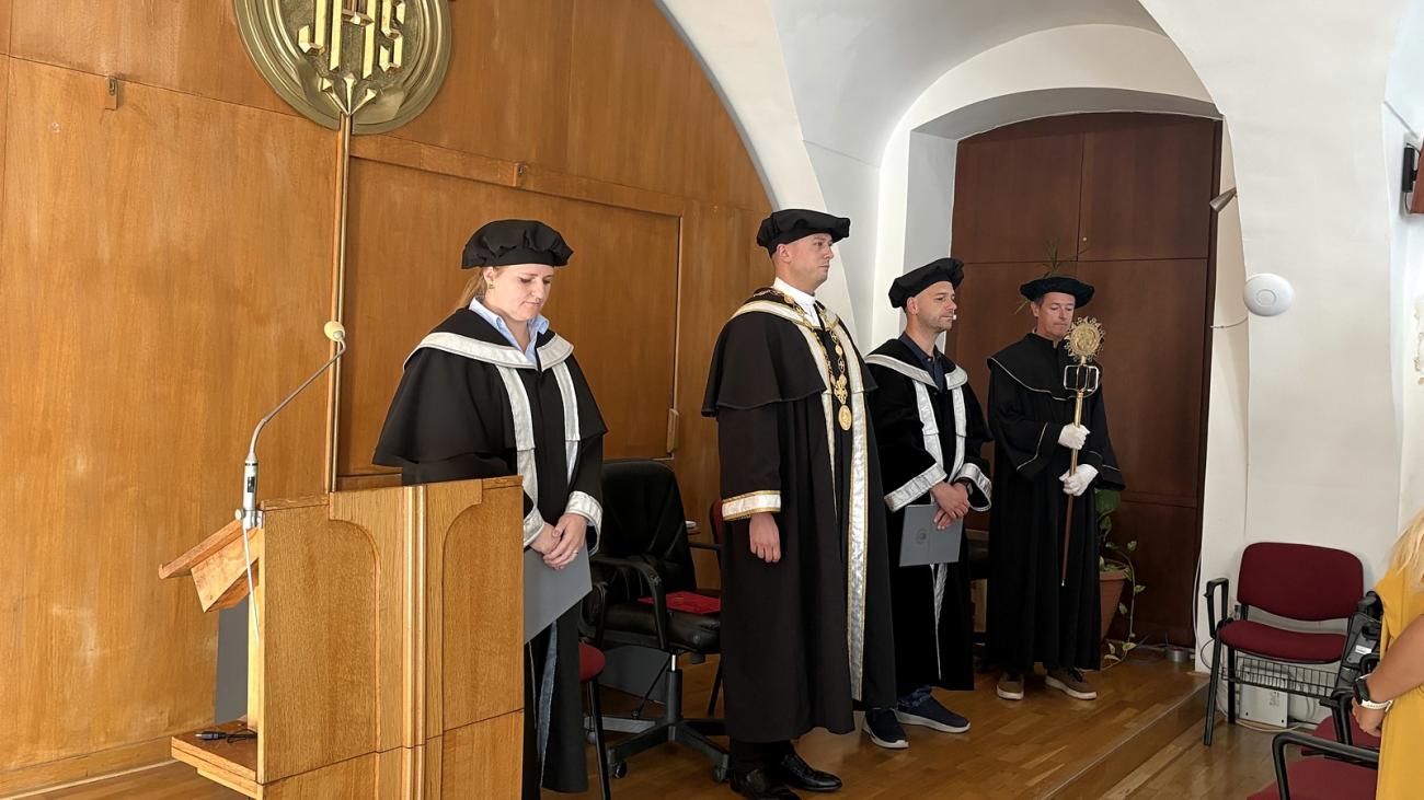 Akademickí predstavitelia a pedel počas slávnosti.