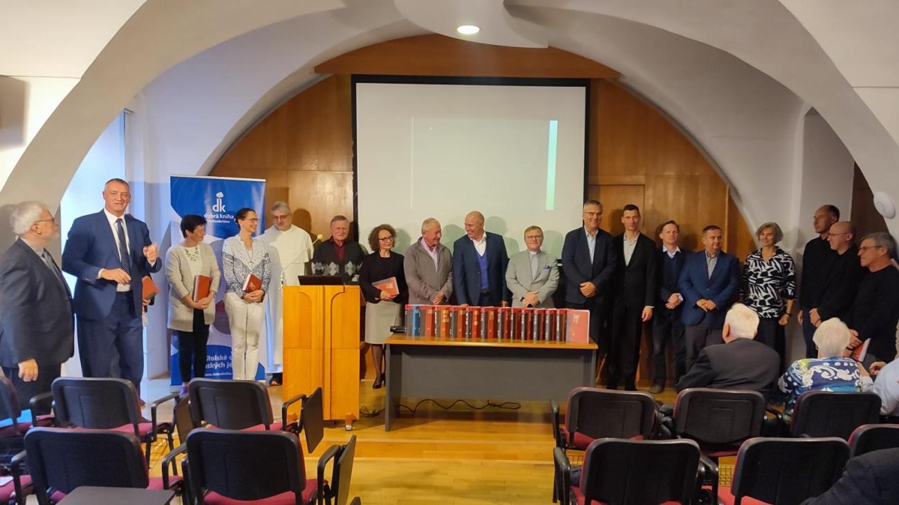 Spoločná fotografia autorov a hostí pri knižnej edícii