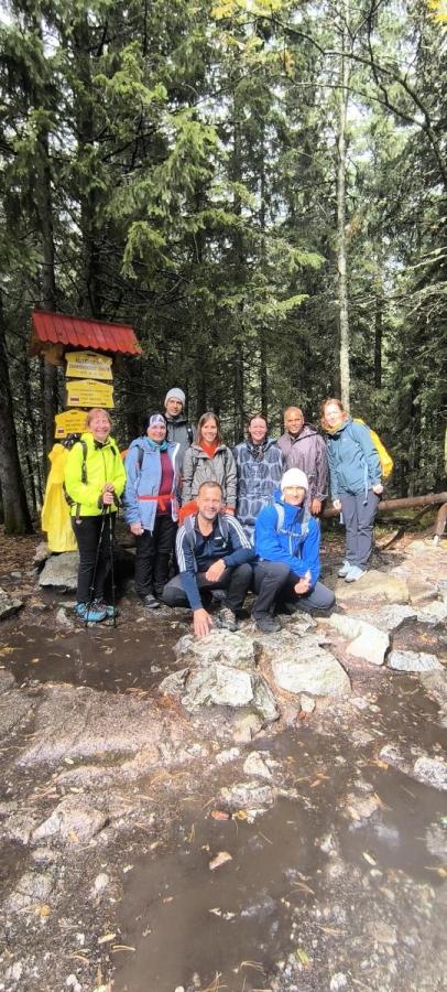 Skupina putujúcich na turistickom chodníku