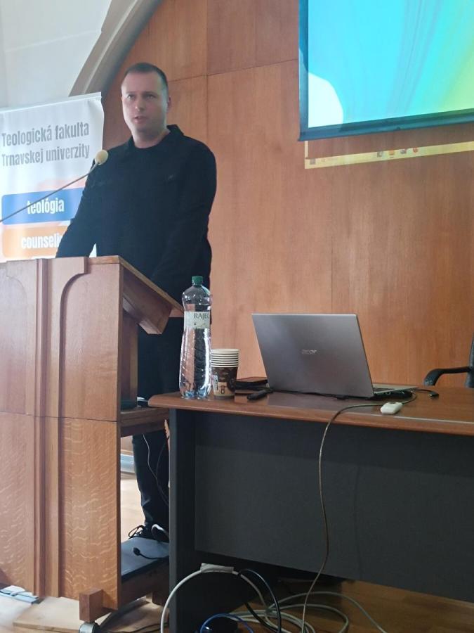 Dr. Bryce Hagedorn počas odborného príspevku