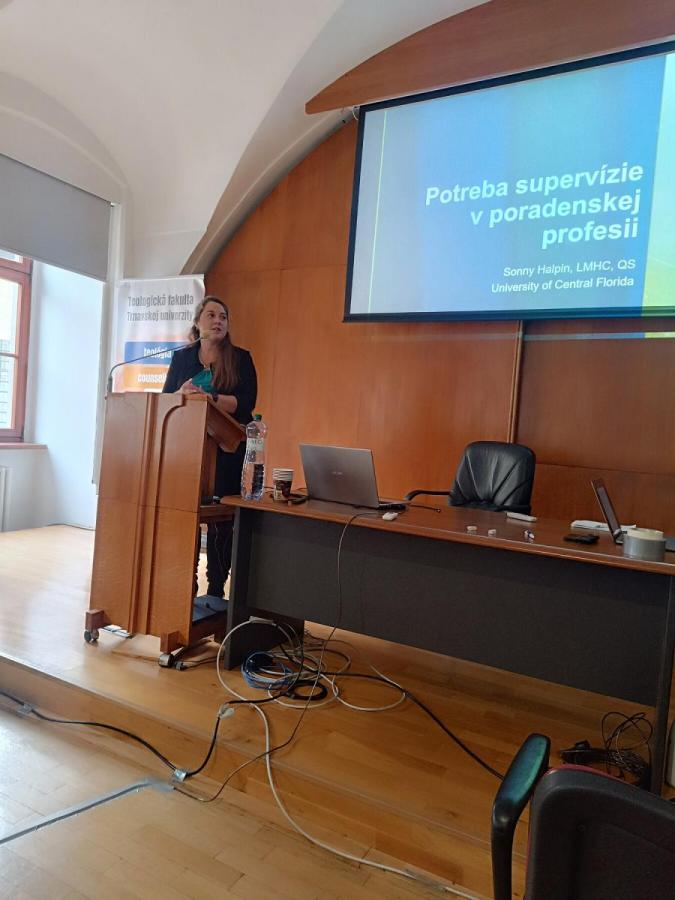 Sebastiana Sonny Halpin počas príspevku o supervízii
