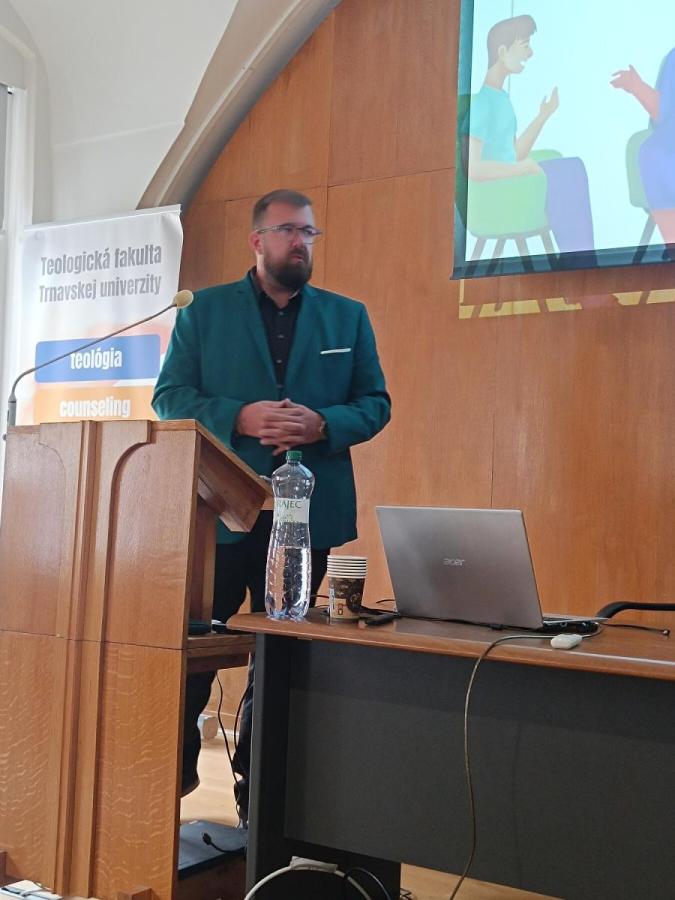 Odborný príspevok počas konferencie o counselingu