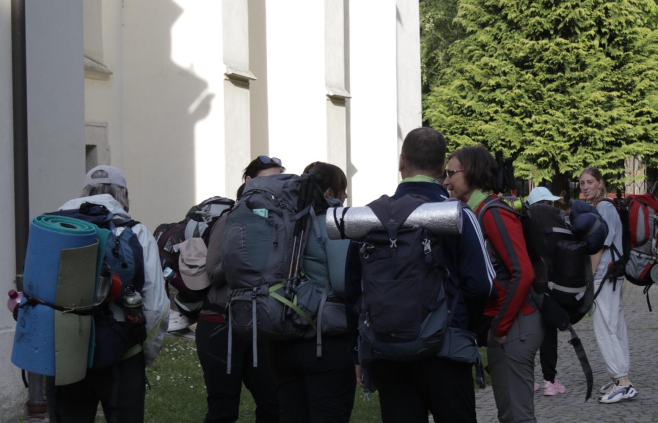 Študenti s turistickými batohmi na začiatku spoločného putovania