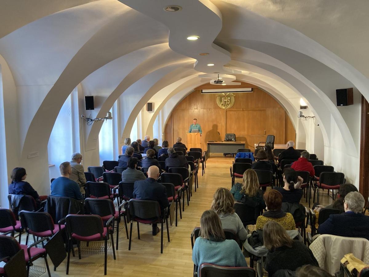 Účastníci prednášky o biblických koreňoch ekologickej krízy