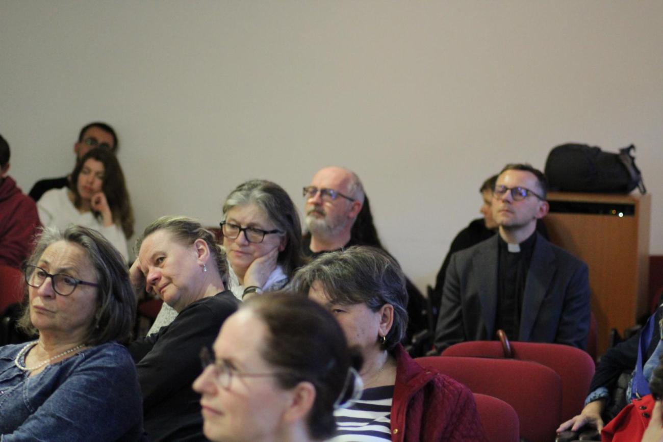 Publikum sledujúce prednášku o dialógu medzi náboženstvami