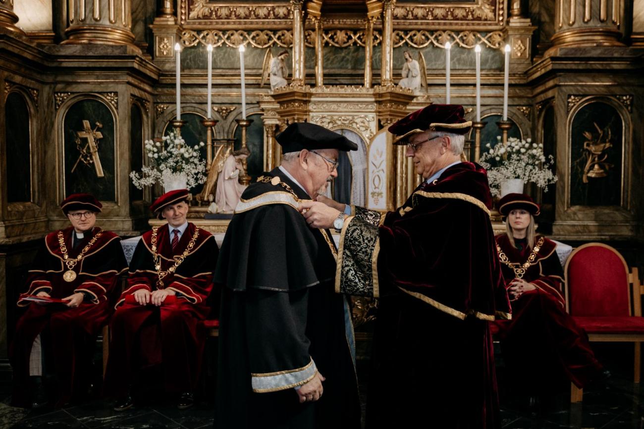 Odovzdanie dekanskej insígnie počas slávnostnej inaugurácie