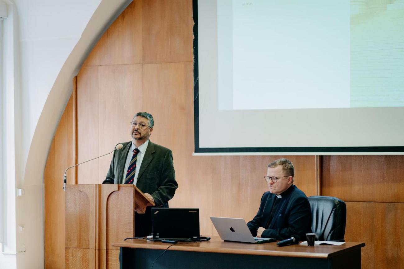 Odborný príspevok s prezentáciou v aule fakulty