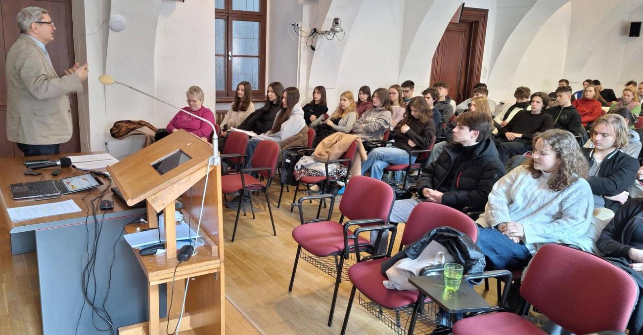 Prednáška pre gymnazistov počas návštevy fakulty
