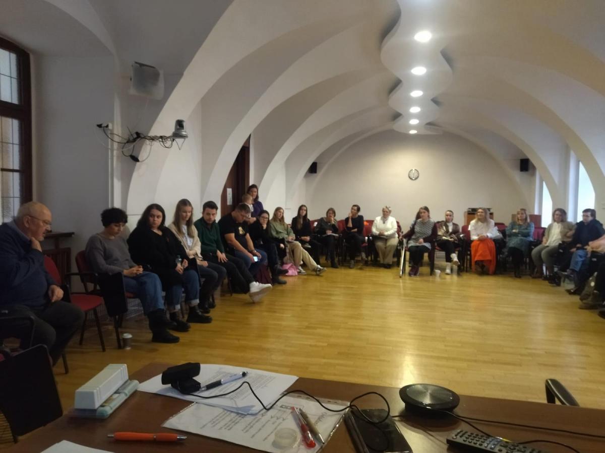 Účastníci praktického seminára counselingu v diskusnom kruhu