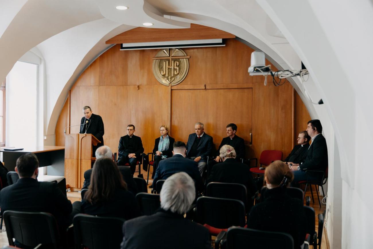 Kardinál Kurt Koch počas prednášky pred publikom