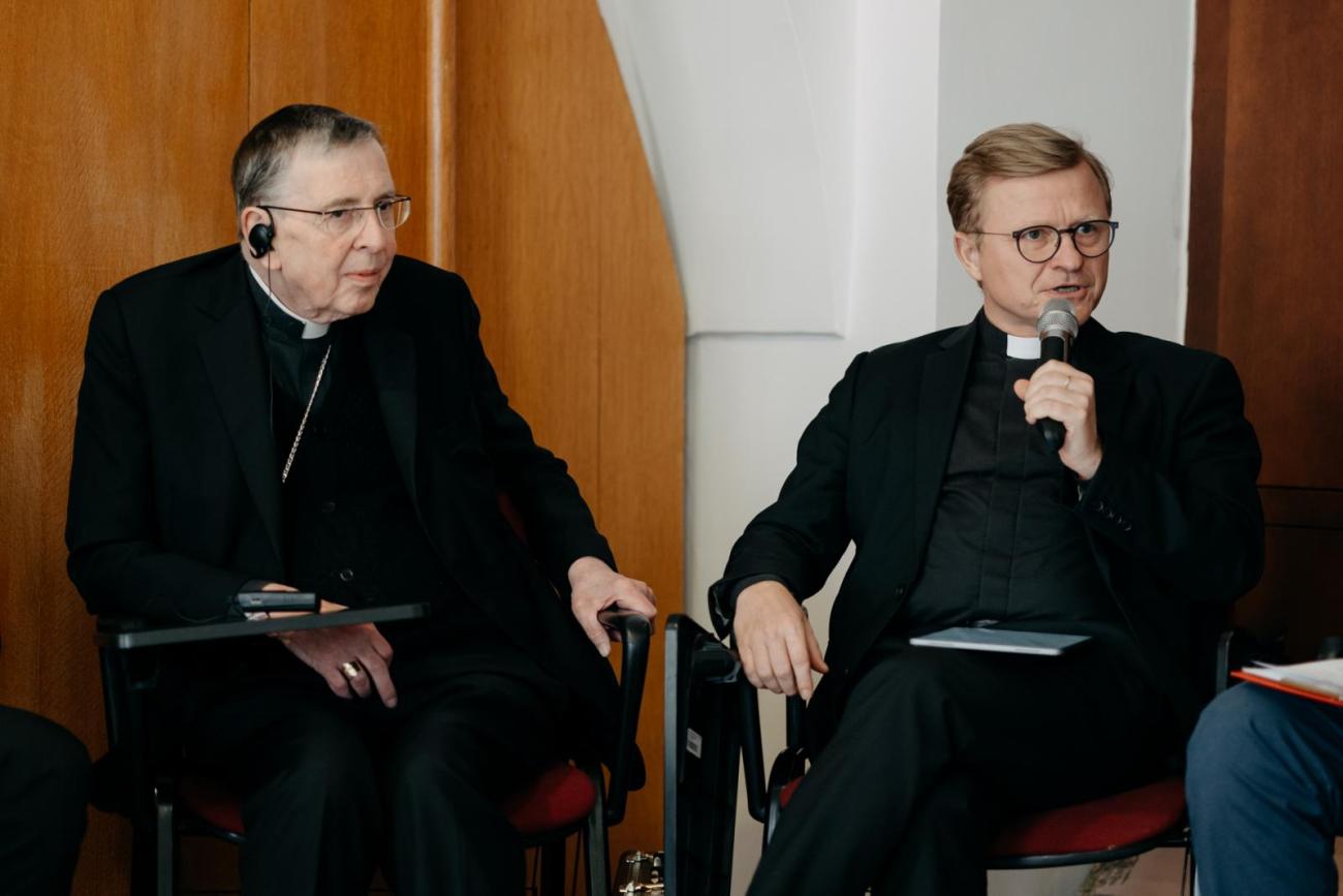 Kardinál Kurt Koch a moderátor počas diskusie na fakulte