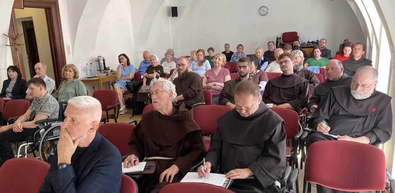Pohľad do auly počas sympózia o svätom Františkovi