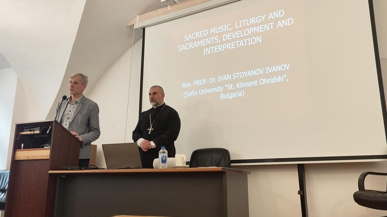Doc. Šimon Marinčák uvádza prednášku prof. Ivana Stoyanova Ivanova