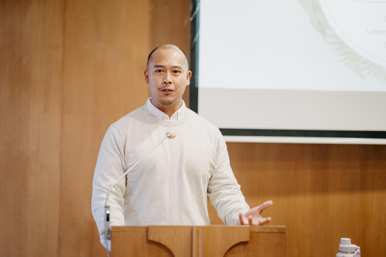 Timothy Eng počas hlavnej prednášky konferencie