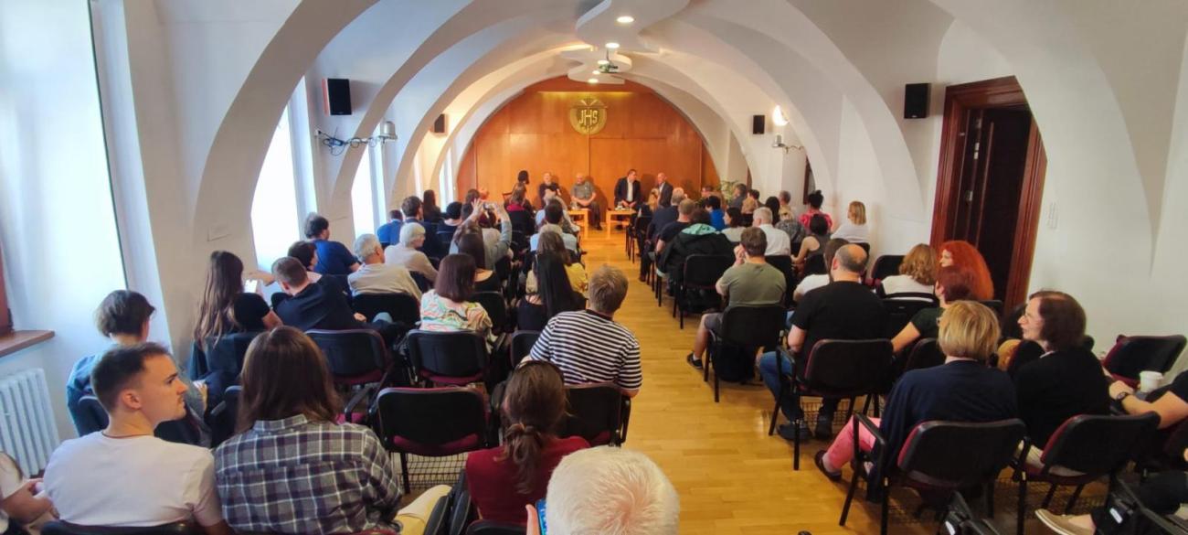 Publikum počas diskusie konzervatívca a liberála