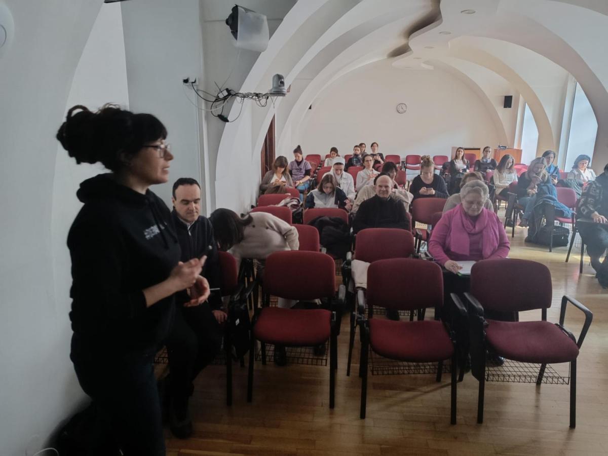 Účastníci zapisujú podnety počas diskusie