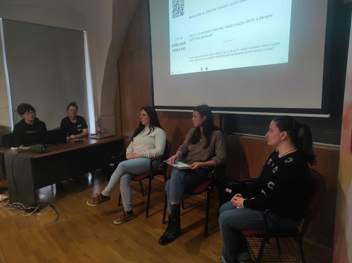Panelová diskusia študentiek o counselingu v sociálnych službách