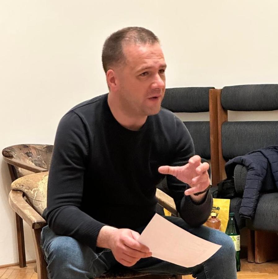 Facilitátor vedie jednu z aktivít seminára