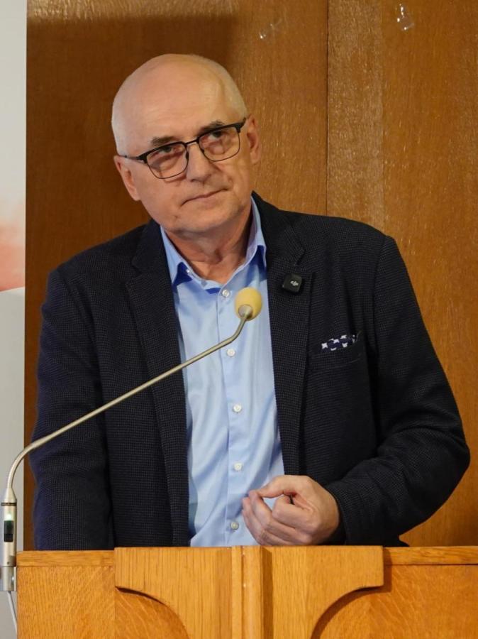 Juraj Habovštiak počas prednášky v aule fakulty
