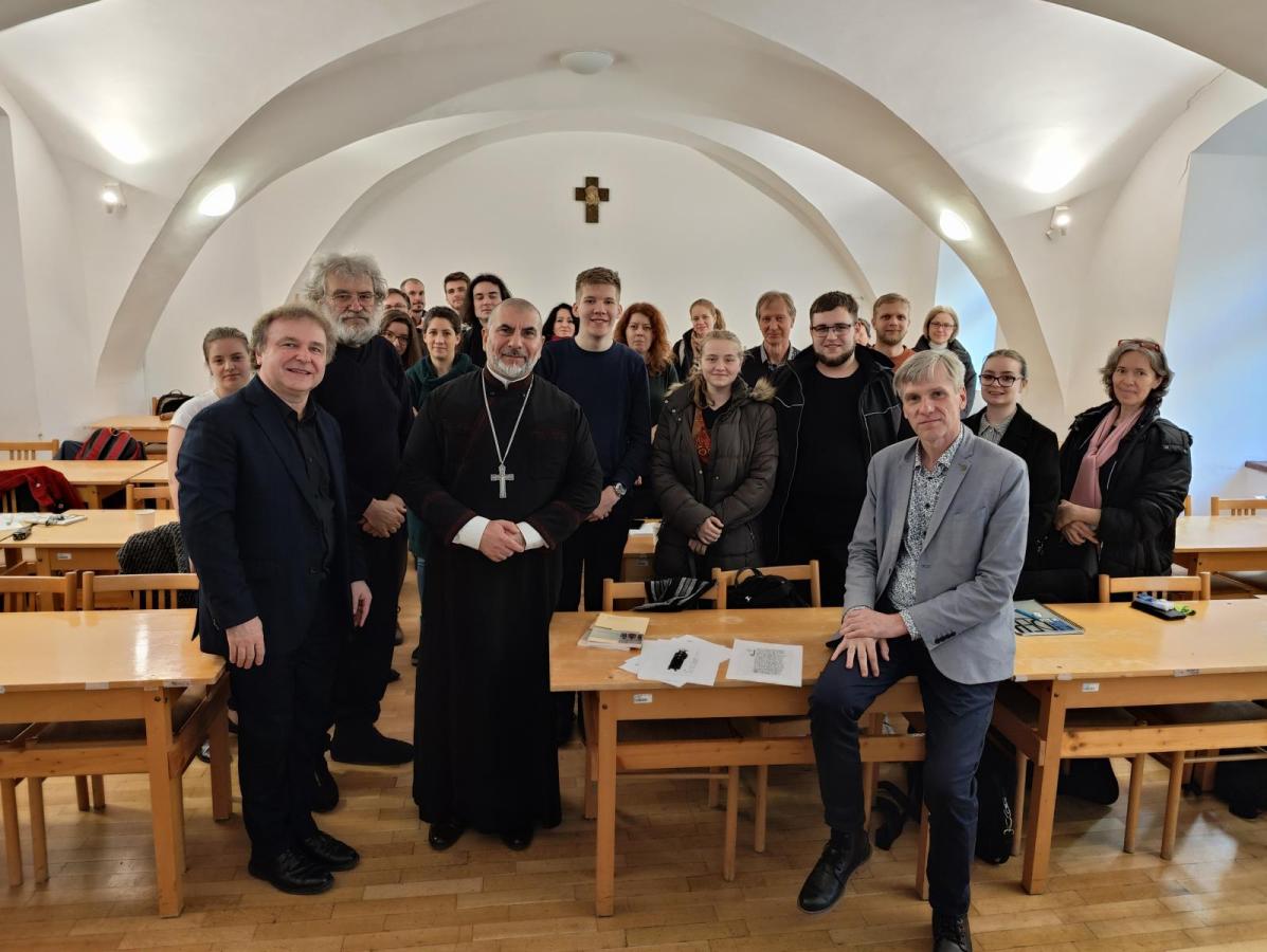 Prof. Ivanov s organizátormi a účastníkmi po prednáške o liturgii