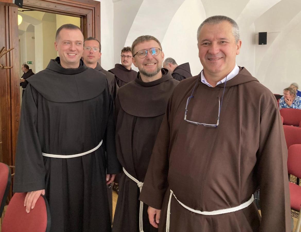 Spoločná fotografia troch františkánov na sympóziu
